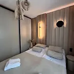 Family & Business Premium No 3 - 2 Bedroom With Private Jacuzzi, Balcony, Parking Varsavia