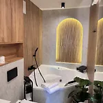 Appartamento Family & Business Premium No 3 - 2 Bedroom With Private Jacuzzi, Balcony, Parking Varsavia