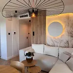 Family & Business Premium No 3 - 2 Bedroom With Private Jacuzzi, Balcony, Parking *