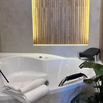 Family & Business Premium No 3 - 2 Bedroom With Private Jacuzzi, Balcony, Parking Appartamento Varsavia