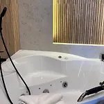 Family & Business Premium No 3 - 2 Bedroom With Private Jacuzzi, Balcony, Parking Apartament *