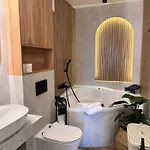 Family & Business Premium No 3 - 2 Bedroom With Private Jacuzzi, Balcony, Parking Warszawa