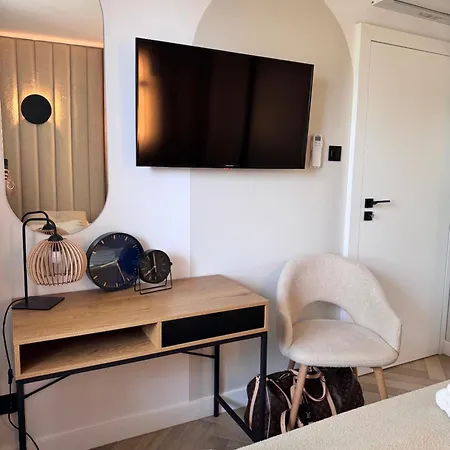 Family & Business Premium - 2 Bedroom With Private Jacuzzi, Balcony, Parking