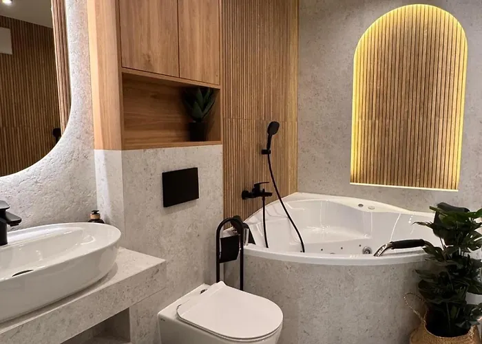 Family & Business Premium No 3 - 2 Bedroom With Private Jacuzzi, Balcony, Parking Warsaw