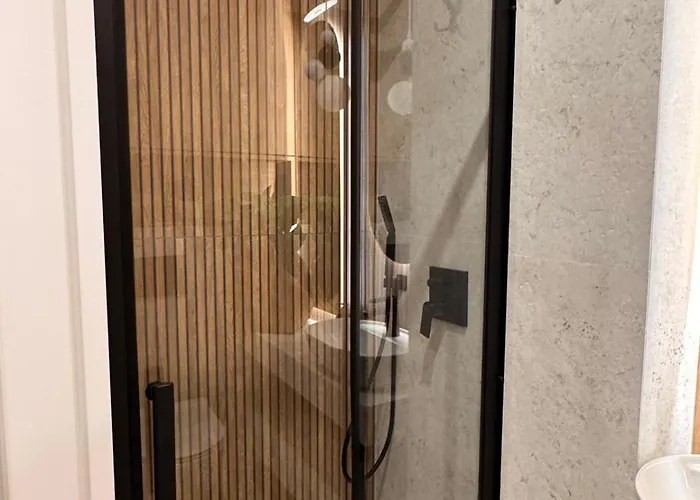 Family & Business Premium No 3 - 2 Bedroom With Private Jacuzzi, Balcony, Parking