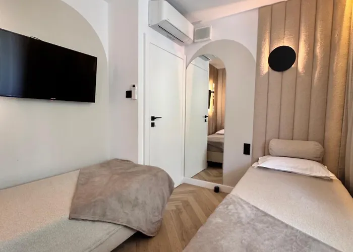 Family & Business Premium No 3 - 2 Bedroom With Private Jacuzzi, Balcony, Parking Apartment *