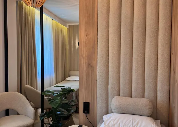 Family & Business Premium No 3 - 2 Bedroom With Private Jacuzzi, Balcony, Parking Warsaw