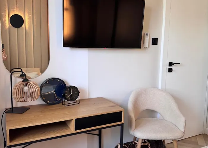 Family & Business Premium No 3 - 2 Bedroom With Private Jacuzzi, Balcony, Parking