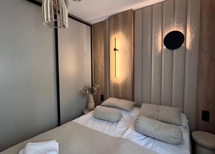 Family & Business Premium No 3 - 2 Bedroom With Private Jacuzzi, Balcony, Parking Warsaw