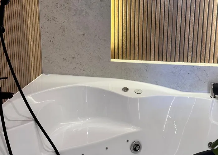 Family & Business Premium No 3 - 2 Bedroom With Private Jacuzzi, Balcony, Parking Apartment *