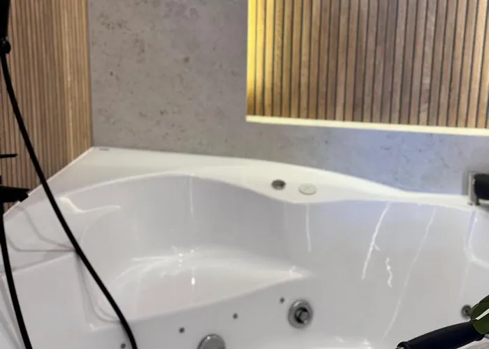 Family & Business Premium No 3 - 2 Bedroom With Private Jacuzzi, Balcony, Parking *