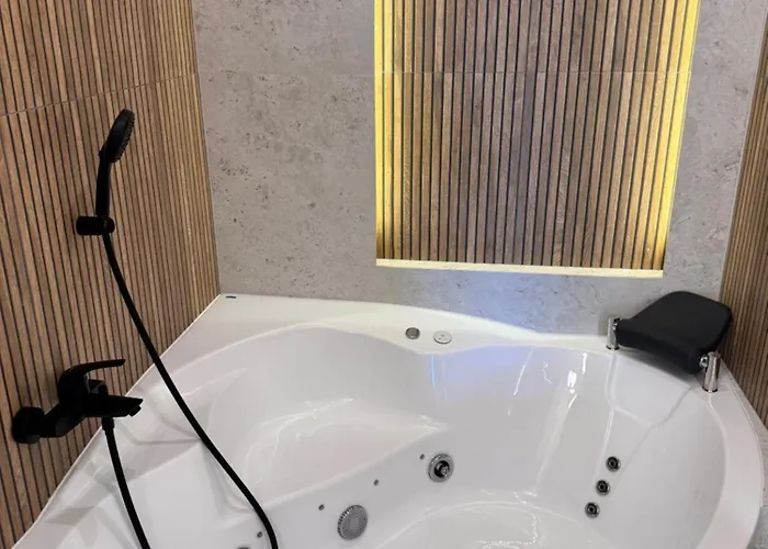 Family & Business Premium No 3 - 2 Bedroom With Private Jacuzzi, Balcony, Parking Apartment *