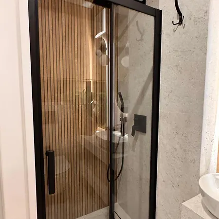 Family & Business Premium No 3 - 2 Bedroom With Private Jacuzzi, Balcony, Parking