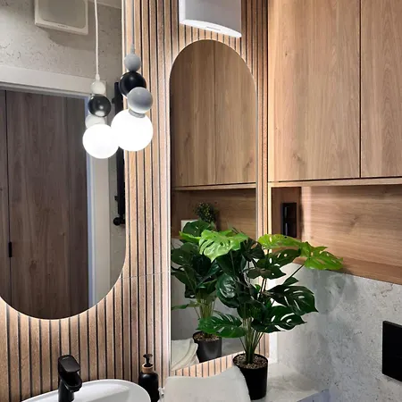 Family & Business Premium No 3 - 2 Bedroom With Private Jacuzzi, Balcony, Parking * Varsavia