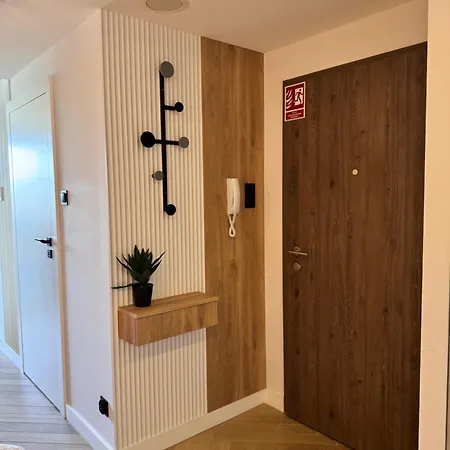 Family & Business Premium - 2 Bedroom With Private Jacuzzi, Balcony, Parking *
