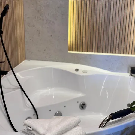 Family & Business Premium No 3 - 2 Bedroom With Private Jacuzzi, Balcony, Parking *