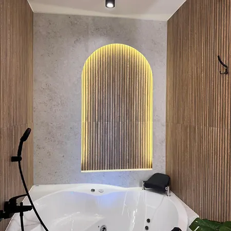 Апартаменты Family & Business Premium No 3 - 2 Bedroom With Private Jacuzzi, Balcony, Parking