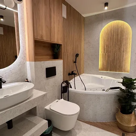 Family & Business Premium - 2 Bedroom With Private Jacuzzi, Balcony, Parking ワルシャワ
