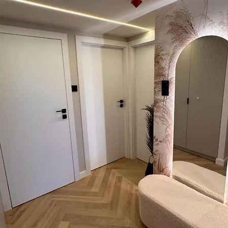 Family & Business Premium - 2 Bedroom With Private Jacuzzi, Balcony, Parking * ワルシャワ