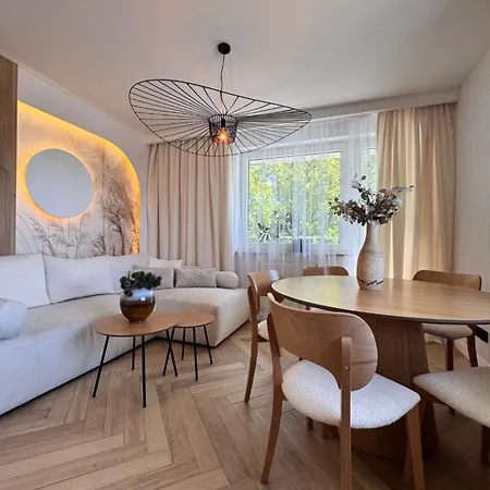アパート Family & Business Premium - 2 Bedroom With Private Jacuzzi, Balcony, Parking ワルシャワ