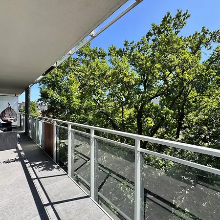 アパート Family & Business Premium - 2 Bedroom With Private Jacuzzi, Balcony, Parking ワルシャワ