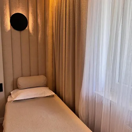 アパート Family & Business Premium - 2 Bedroom With Private Jacuzzi, Balcony, Parking ワルシャワ