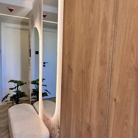 Family & Business Premium - 2 Bedroom With Private Jacuzzi, Balcony, Parking アパート ワルシャワ