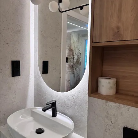 Family & Business Premium No 3 - 2 Bedroom With Private Jacuzzi, Balcony, Parking Varšava