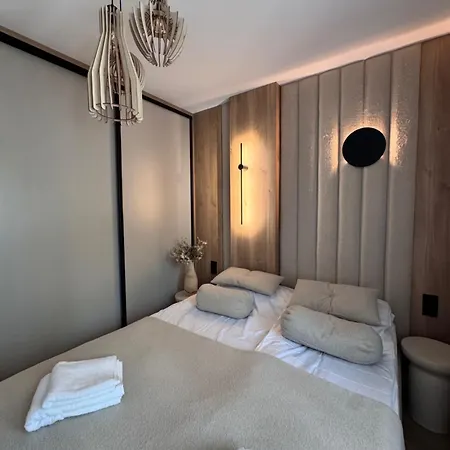 Family & Business Premium - 2 Bedroom With Private Jacuzzi, Balcony, Parking ワルシャワ