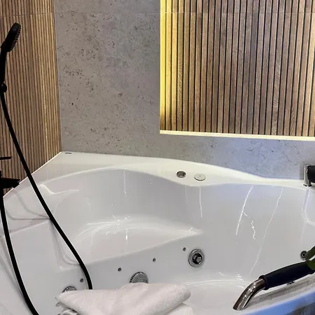 Family & Business Premium - 2 Bedroom With Private Jacuzzi, Balcony, Parking アパート *