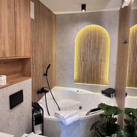 アパート Family & Business Premium - 2 Bedroom With Private Jacuzzi, Balcony, Parking ワルシャワ