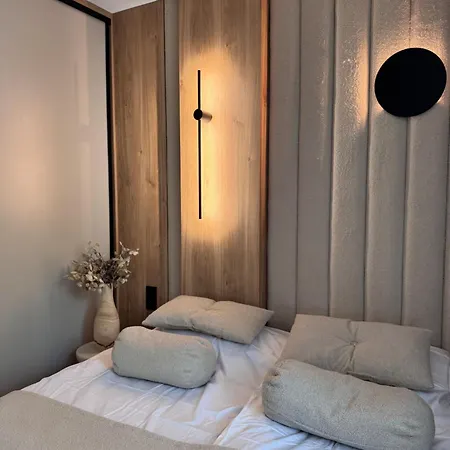 アパート Family & Business Premium - 2 Bedroom With Private Jacuzzi, Balcony, Parking ワルシャワ