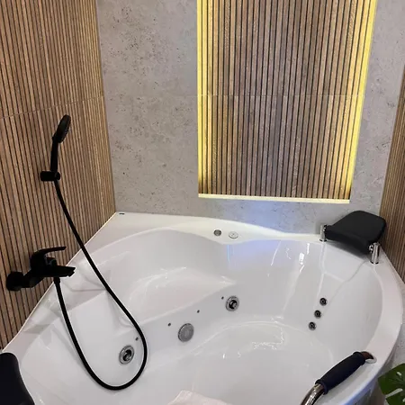 Family & Business Premium - 2 Bedroom With Private Jacuzzi, Balcony, Parking アパート *