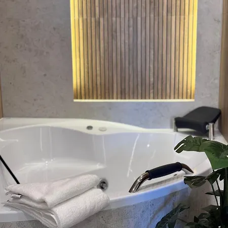 Family & Business Premium No 3 - 2 Bedroom With Private Jacuzzi, Balcony, Parking Apartmán Varšava