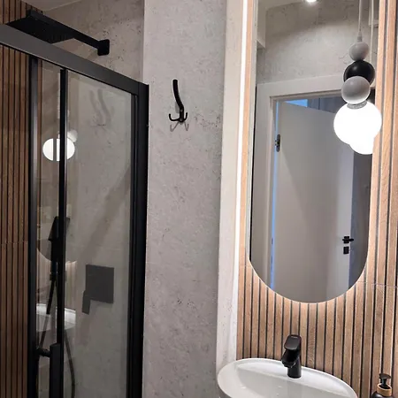 アパート Family & Business Premium - 2 Bedroom With Private Jacuzzi, Balcony, Parking ワルシャワ